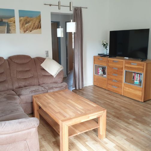 Ein großzügiges Wohnzimmer mit gemütlicher Sitzecke