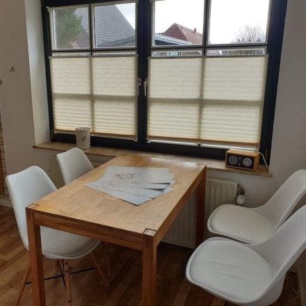 Die separate Küche ist vollständig ausgestattet und verfügt über einen zusätzlichen Essplatz.